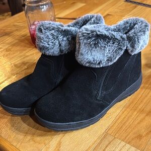Khombu Black and Gray Winter Boots with Faux Fur Trim